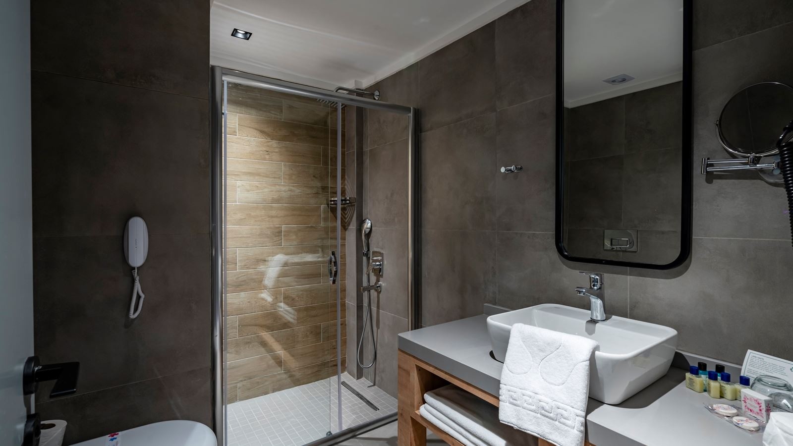 rooms-standard-family-room-land-view