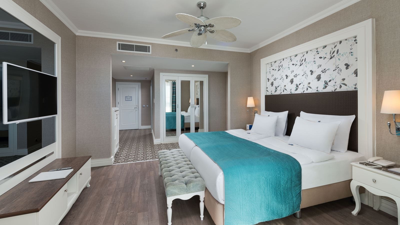 rooms-king-suite-land-view