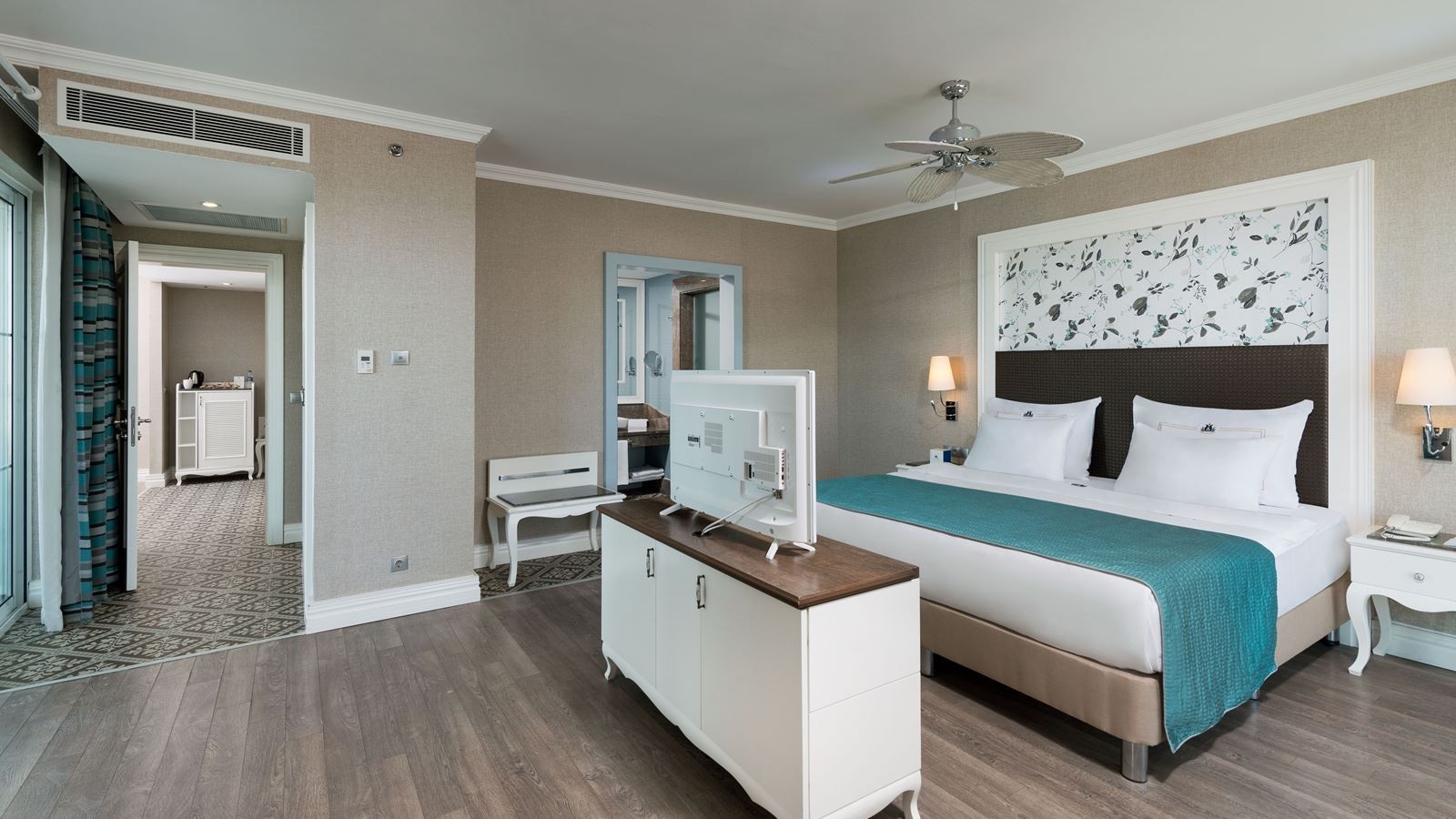 rooms-king-suite-land-view