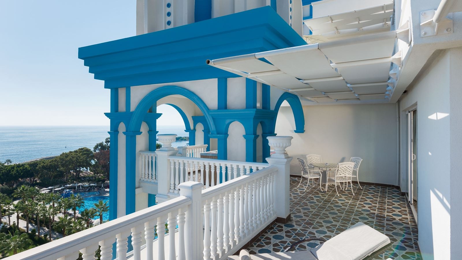 rooms-king-suite-land-view