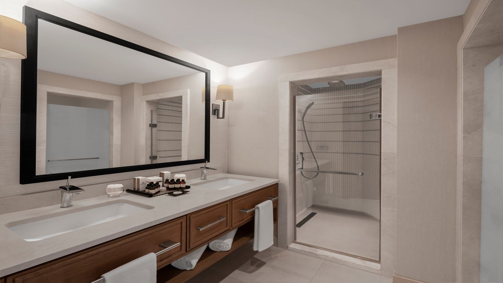 rooms-luxury-pool-suite-upper-floor