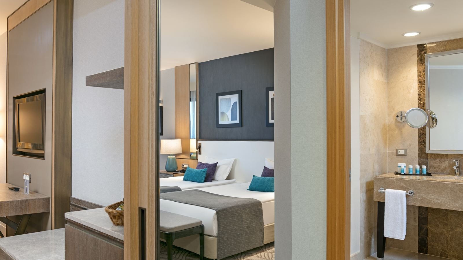 rooms-deluxe-room-land-view