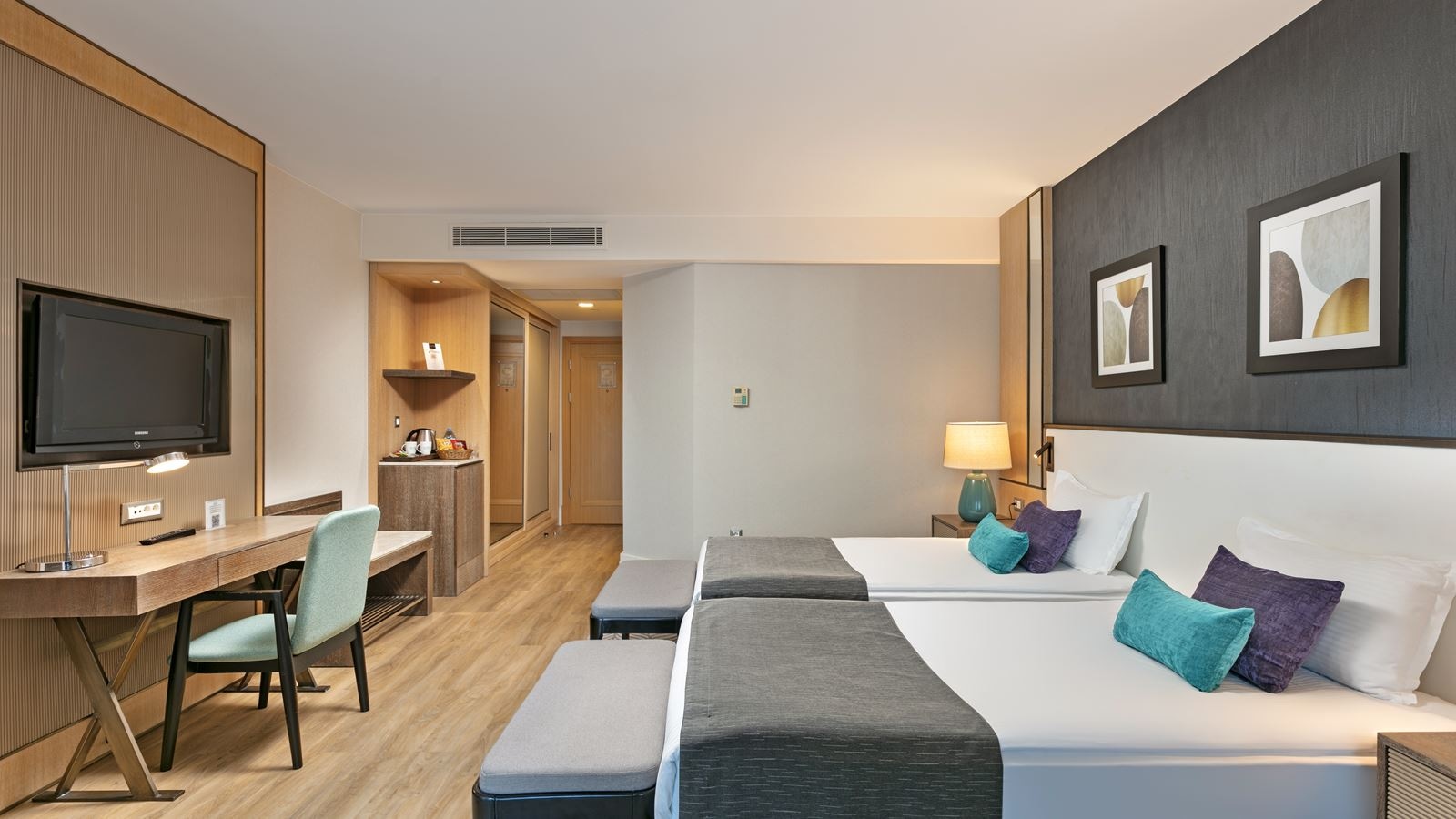 rooms-deluxe-room-land-view