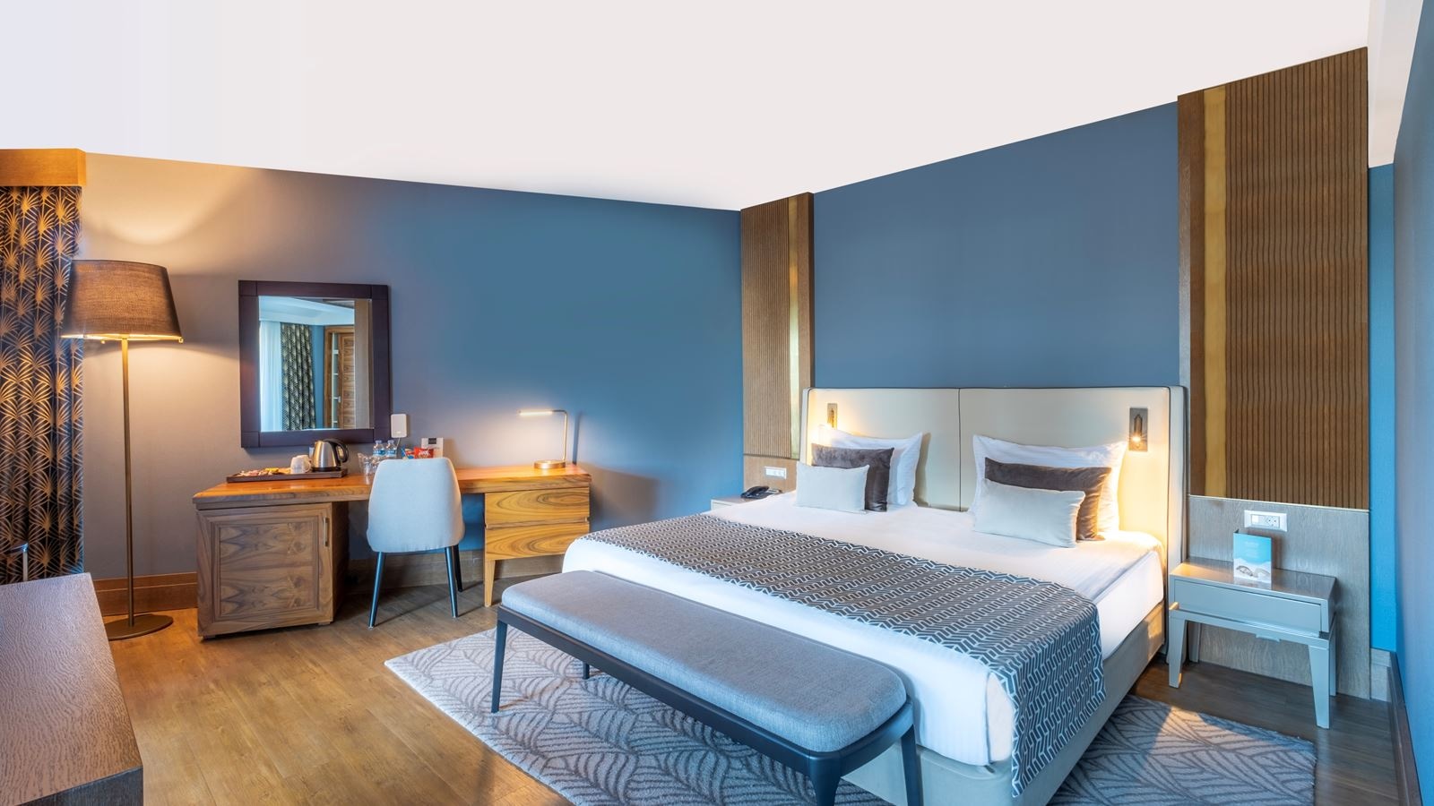 rooms-senior-suite-land-view