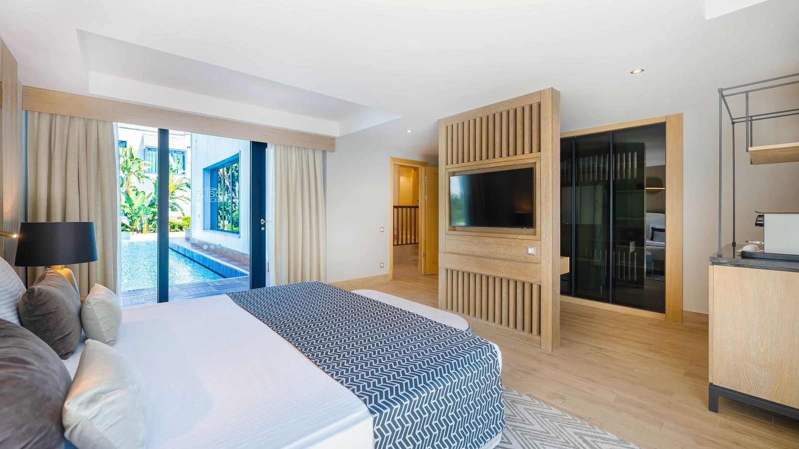 rooms-lake-suite-swim-up-room