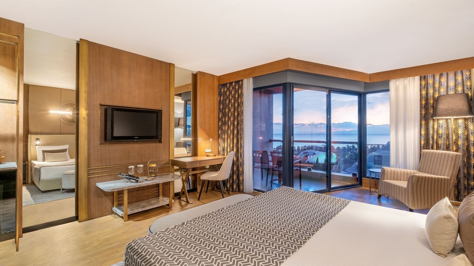rooms-senior-suite-sea-side-view