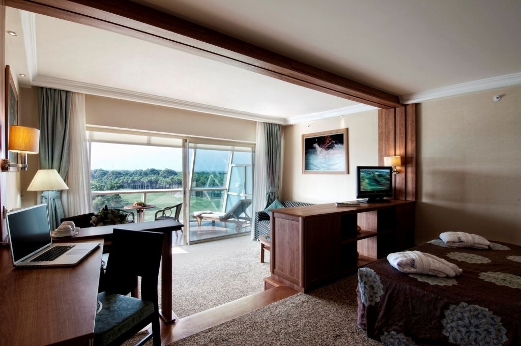 rooms-senior-room-golf-view