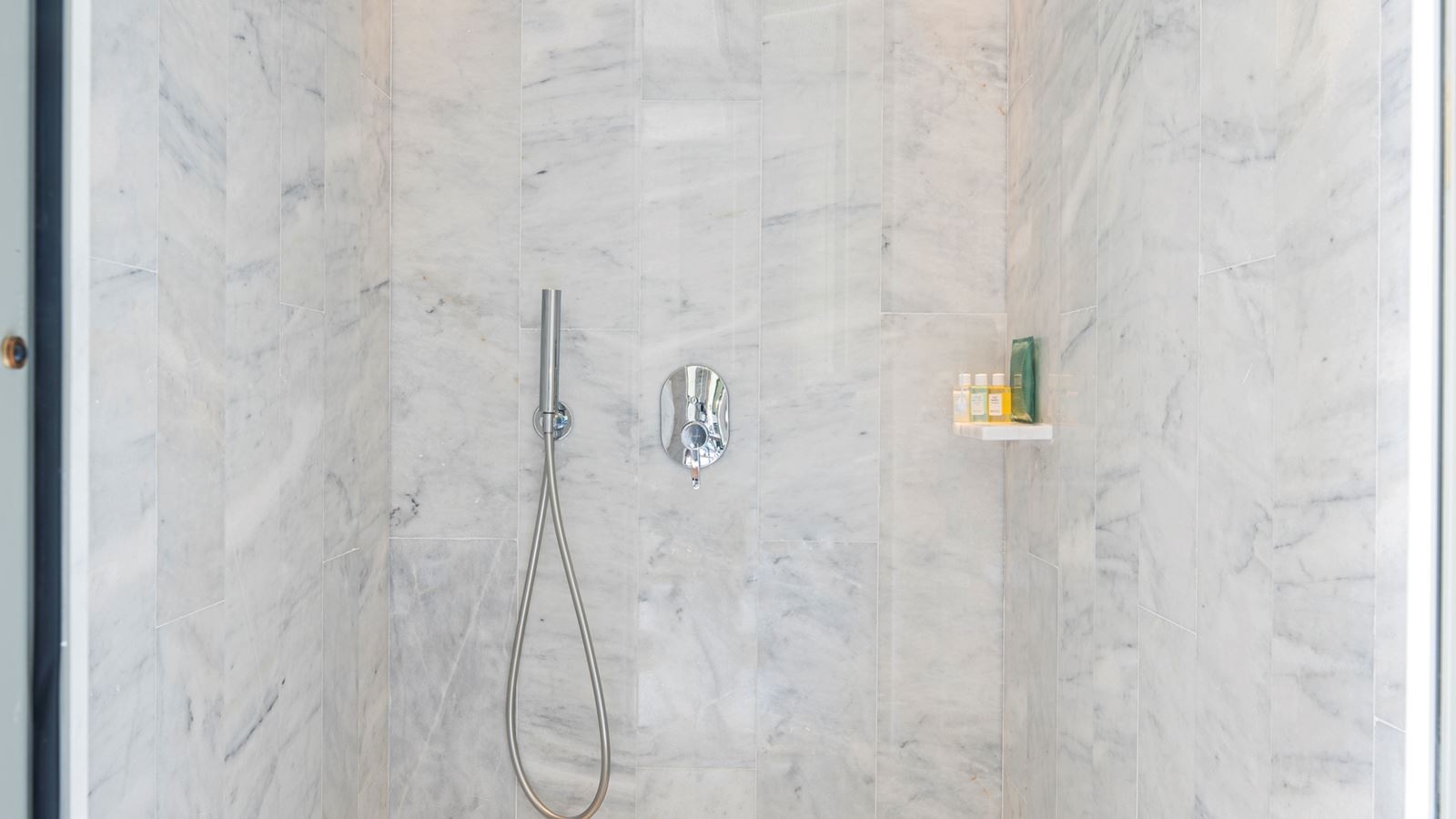 rooms-main-building-family-side-sea