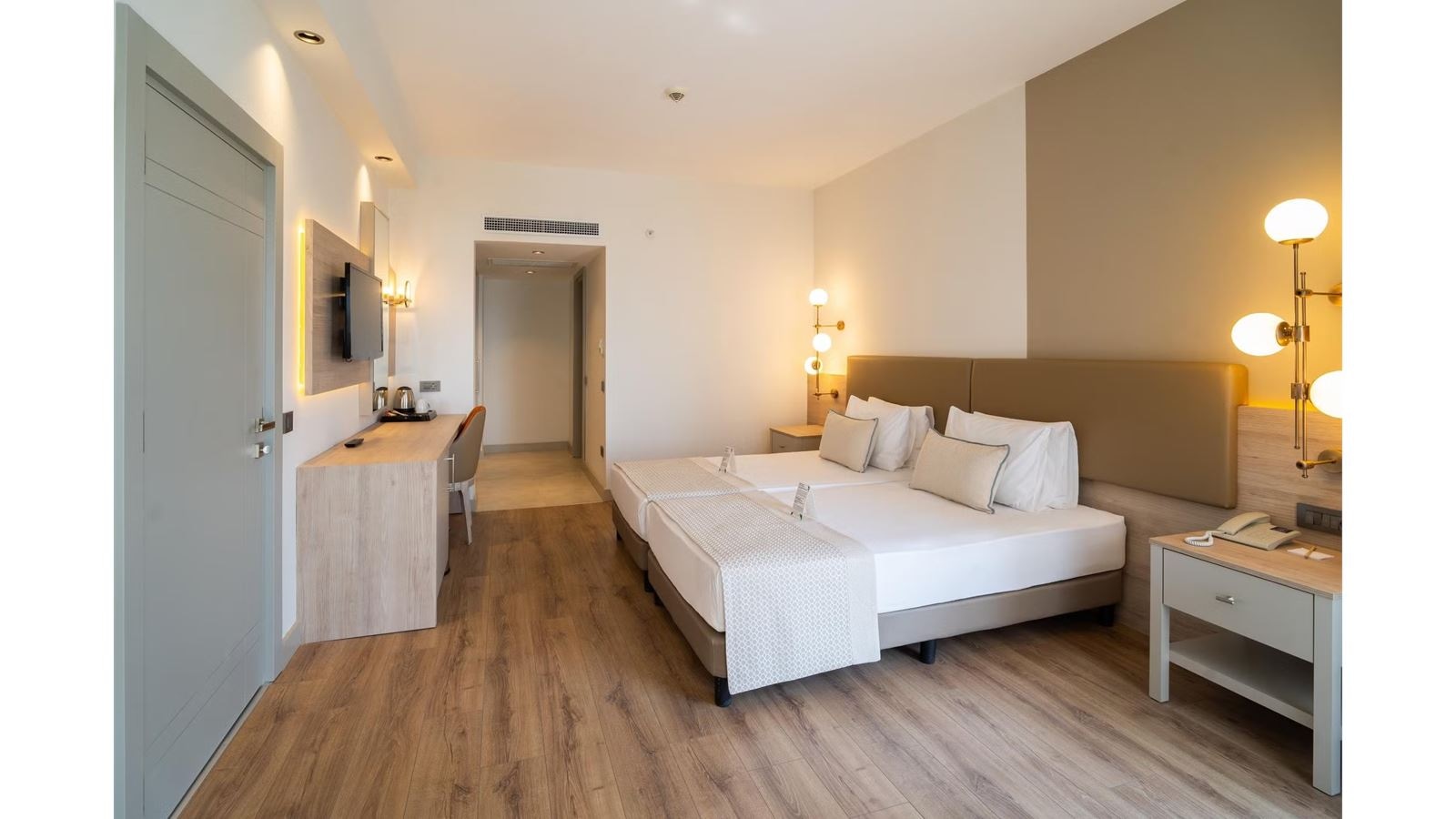 rooms-deluxe-family-room-seaview