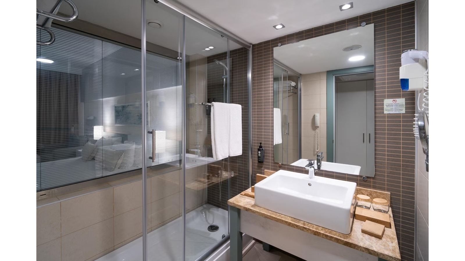 rooms-superior-family-room-side-sea-view