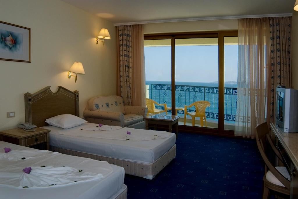 rooms-single-wchild-standard-room-seaview-balcony-or-terrace