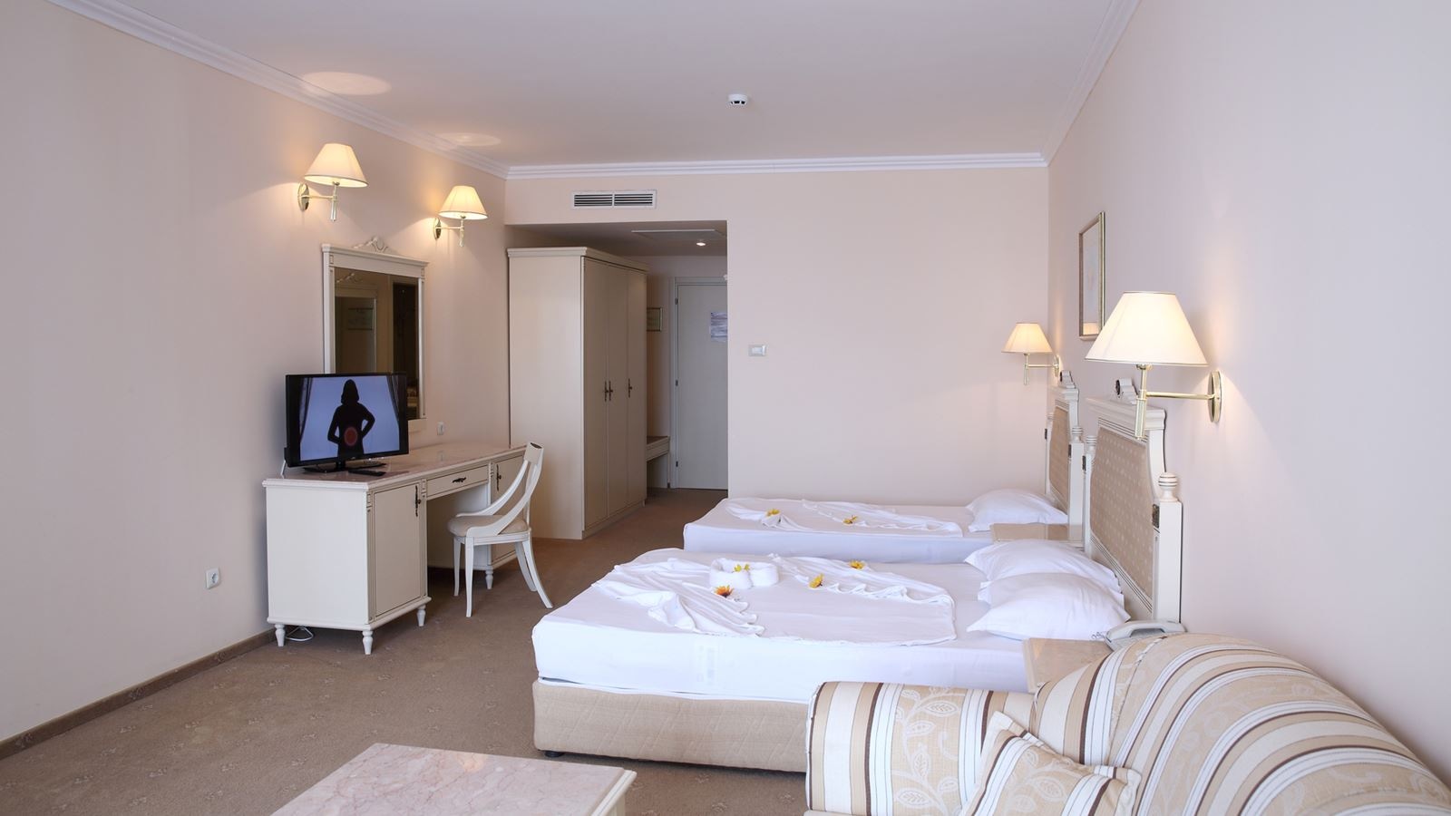 rooms-standard-juniorsuite-sea-or-garden-view--balcony-or-terrace