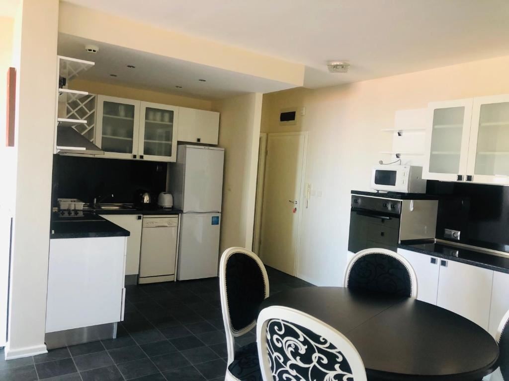 rooms-three-bedroom-apartment