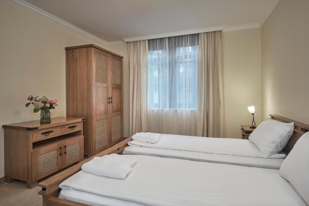 rooms-2-bedroom-standard-apartment-balcony