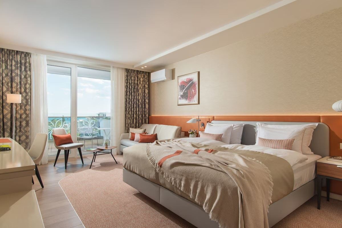 rooms-twin-deluxe-room-gardenview-balcony