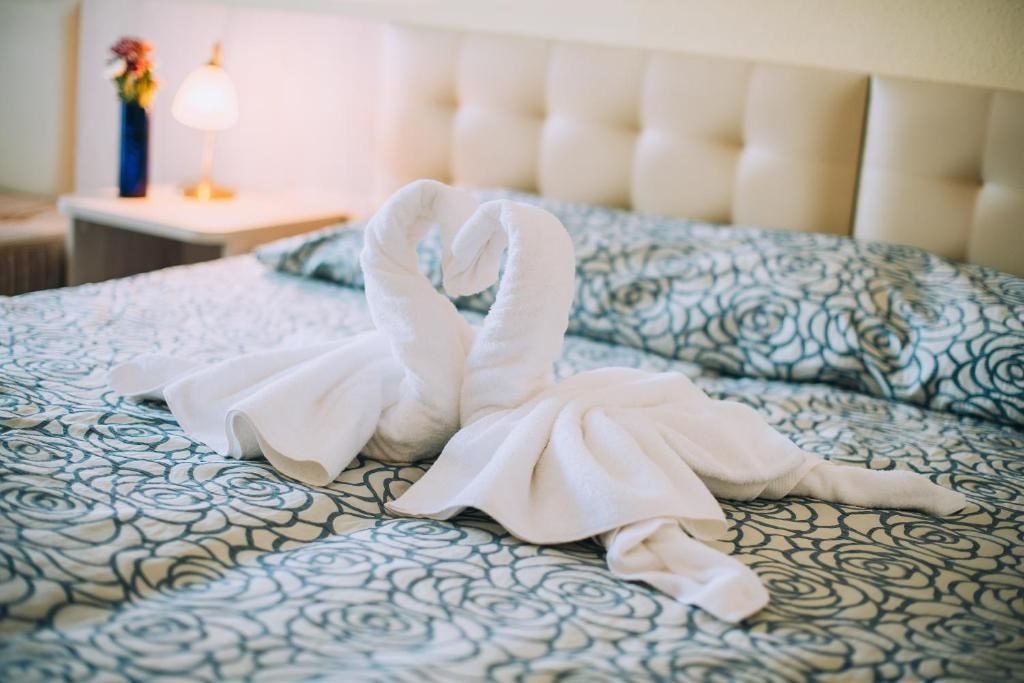 rooms-twin-standard-room-balcony-or-terrace