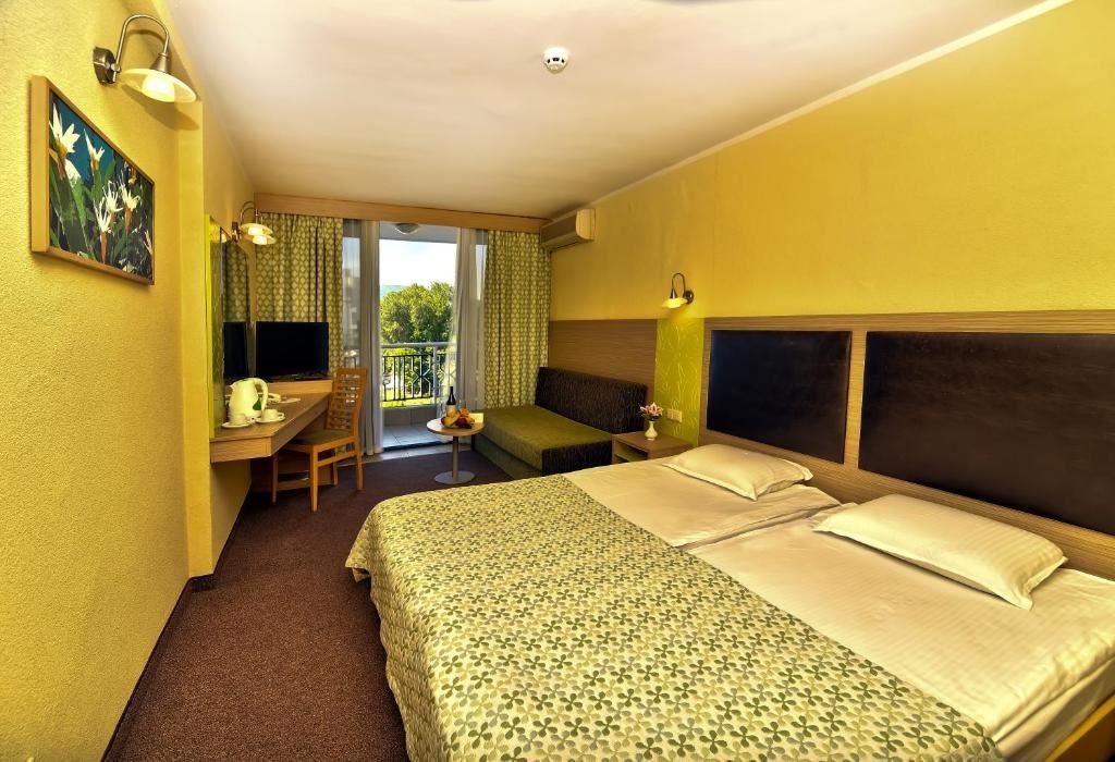 rooms-single-wchild-standard-room-seaview-balcony