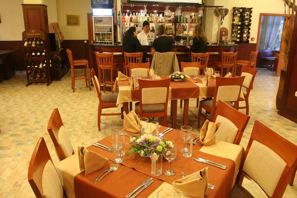 restaurants-main-buillding