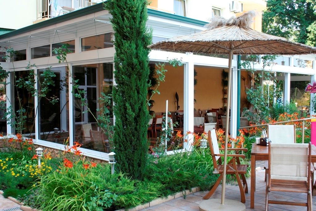 restaurants-main-buillding