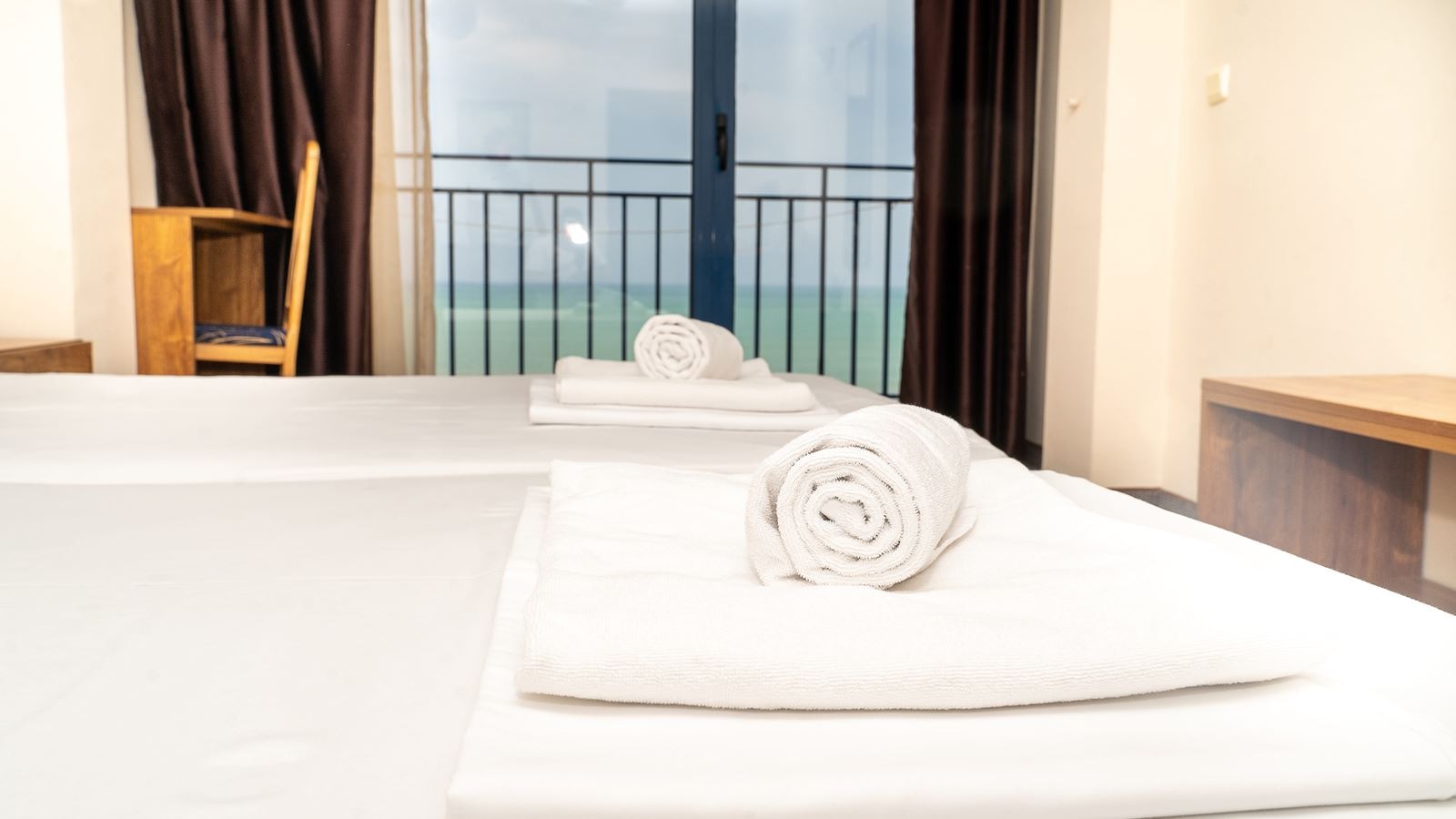 rooms-single-wchild-standard-room-seaview-balcony