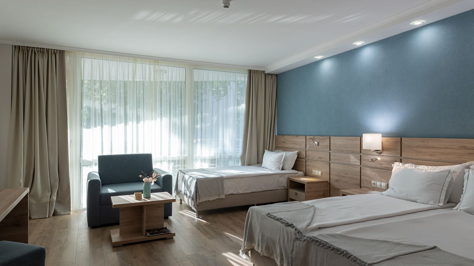 rooms-standard-junior-suite-balcony