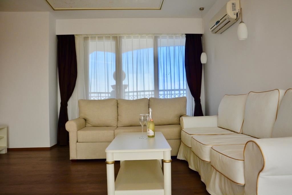 rooms-2-bedroom-deluxe-apartment-balcony-or-terrace