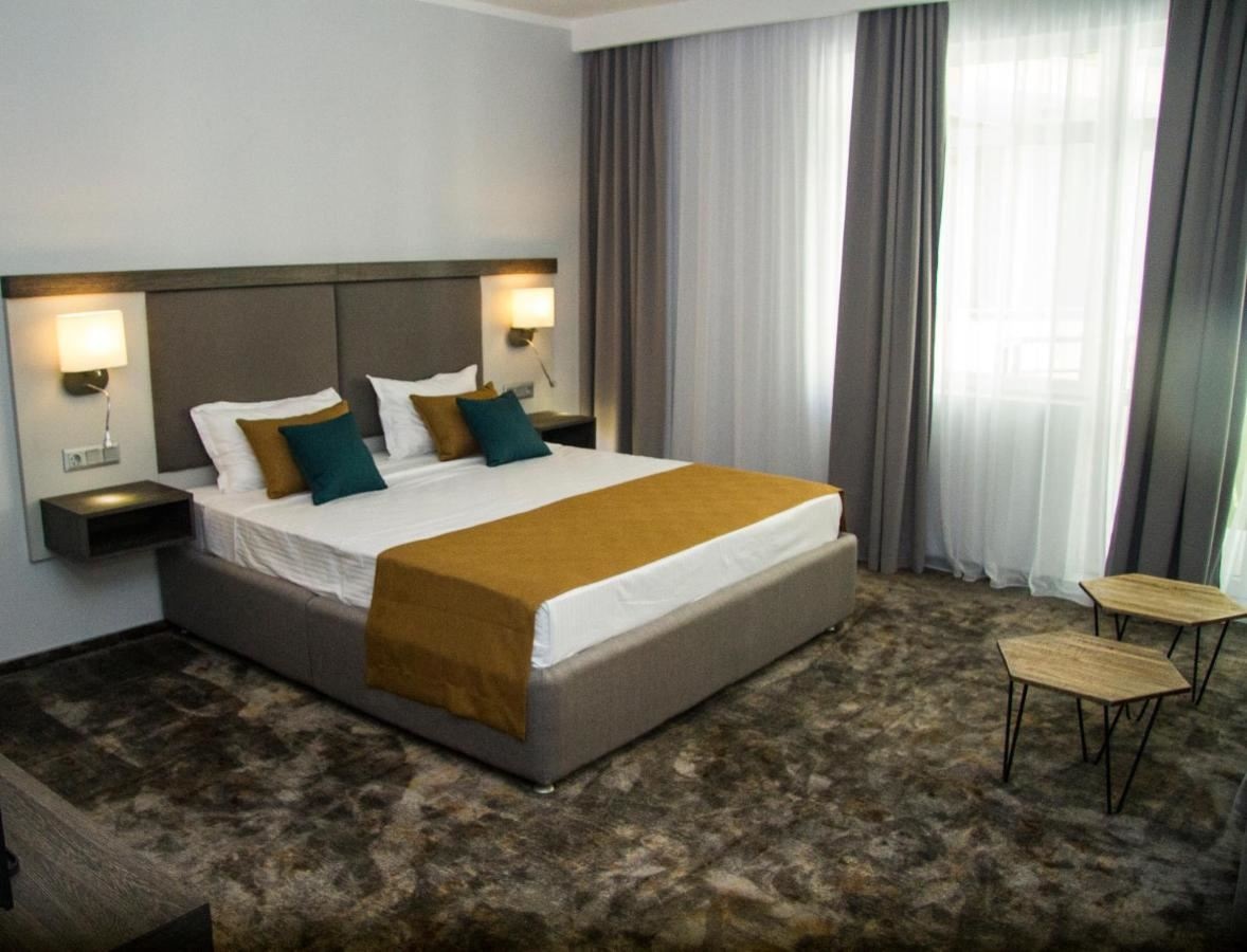 rooms-deluxe-room-pool-view