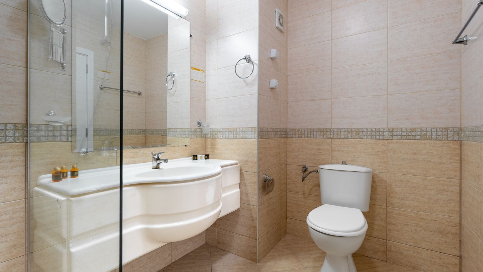 rooms-single-use-standard-room-balcony