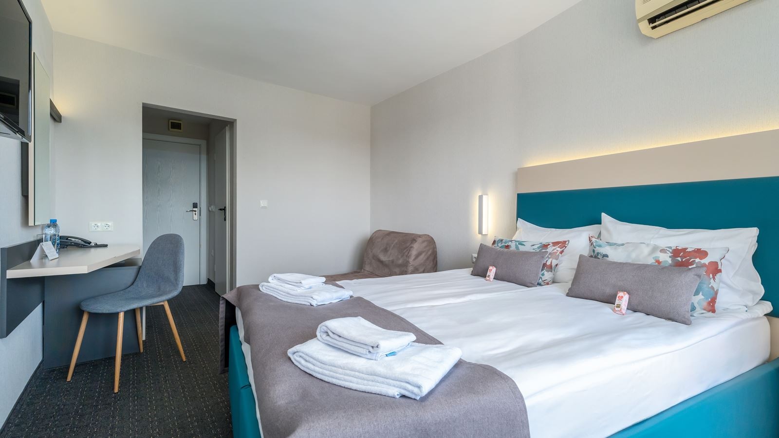 rooms-single-standard-room-with-balcony