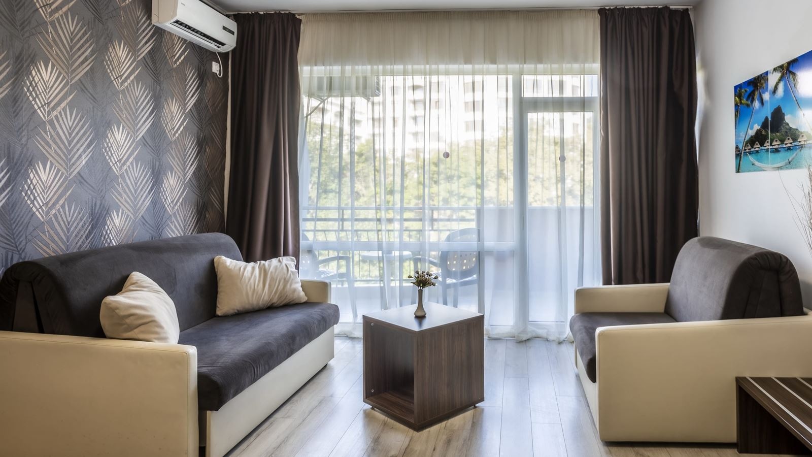 rooms-deluxe-family-room