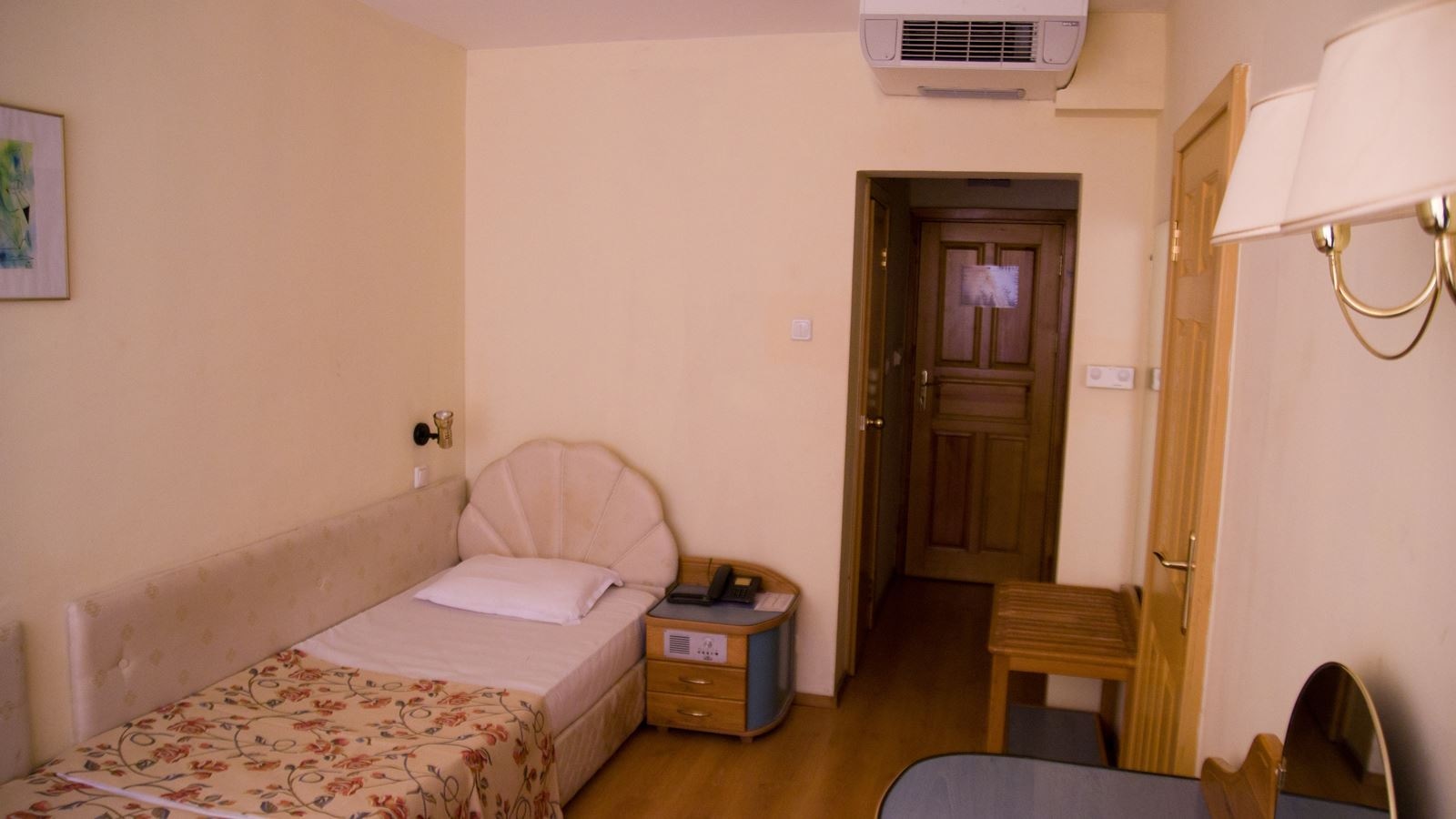 rooms-standard-familyroom-balcony