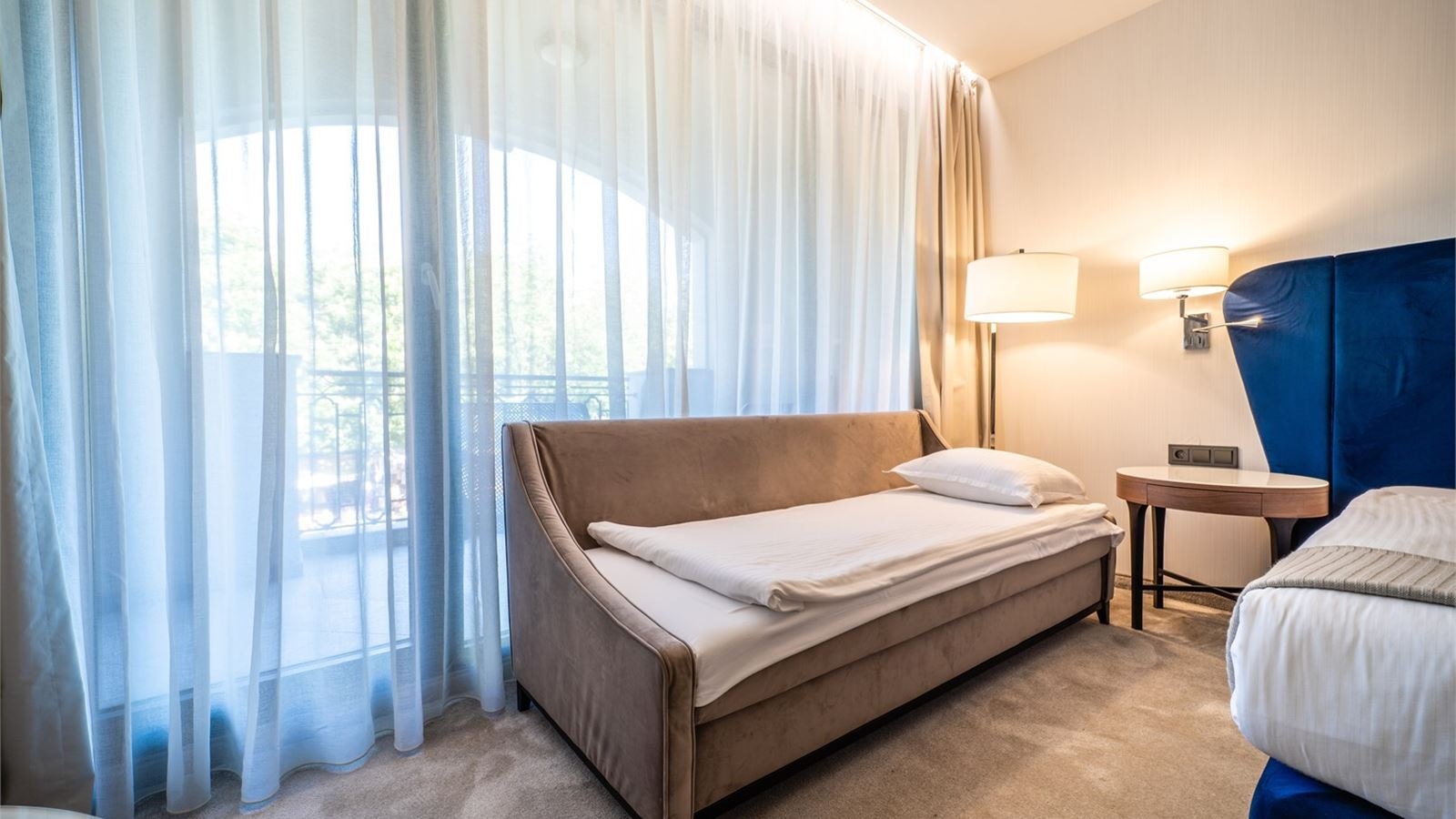 rooms-standard-familyroom-balcony-or-terrace