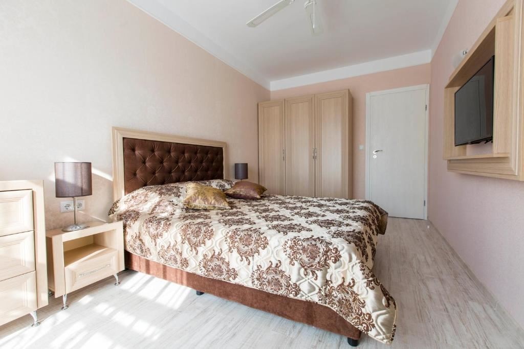 rooms-1-bedroom-deluxe-apartment-balcony