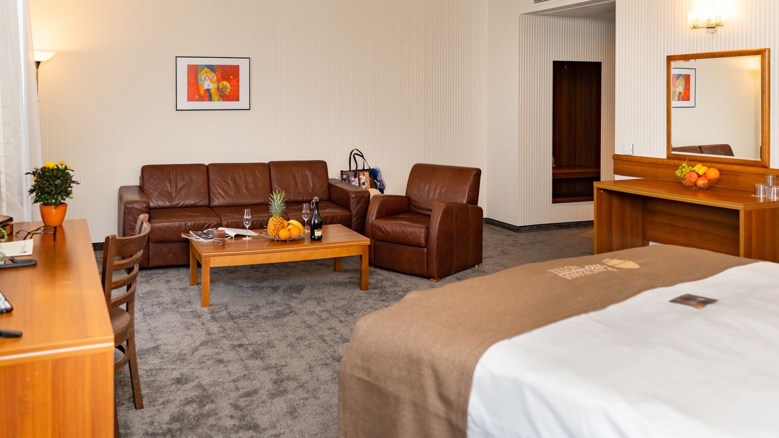 rooms-double-deluxe-room-cityview