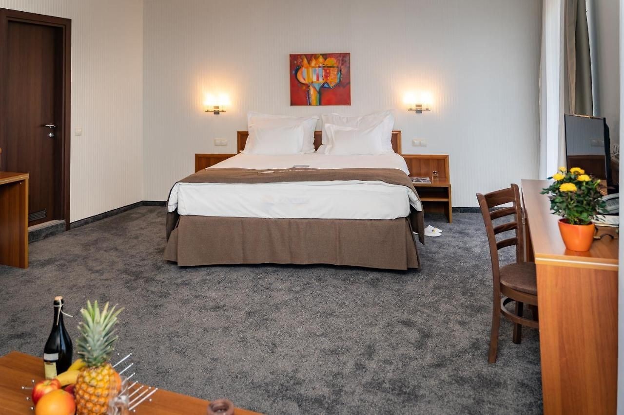 rooms-double-deluxe-room-cityview