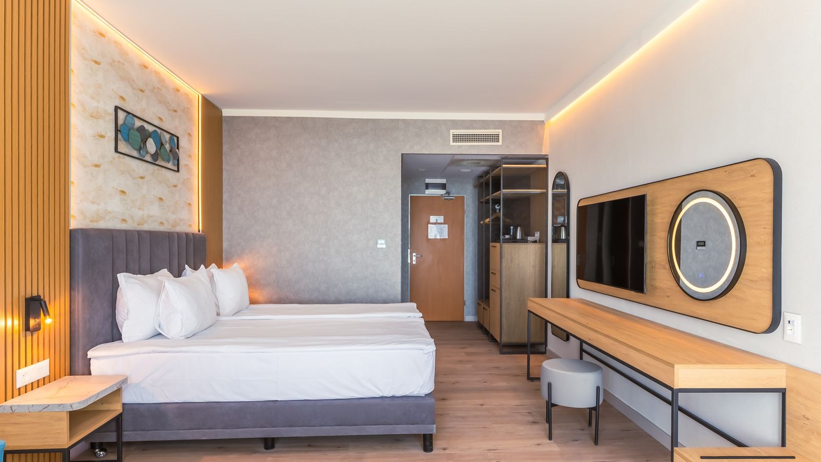 rooms-deluxe-room-side-sea-view