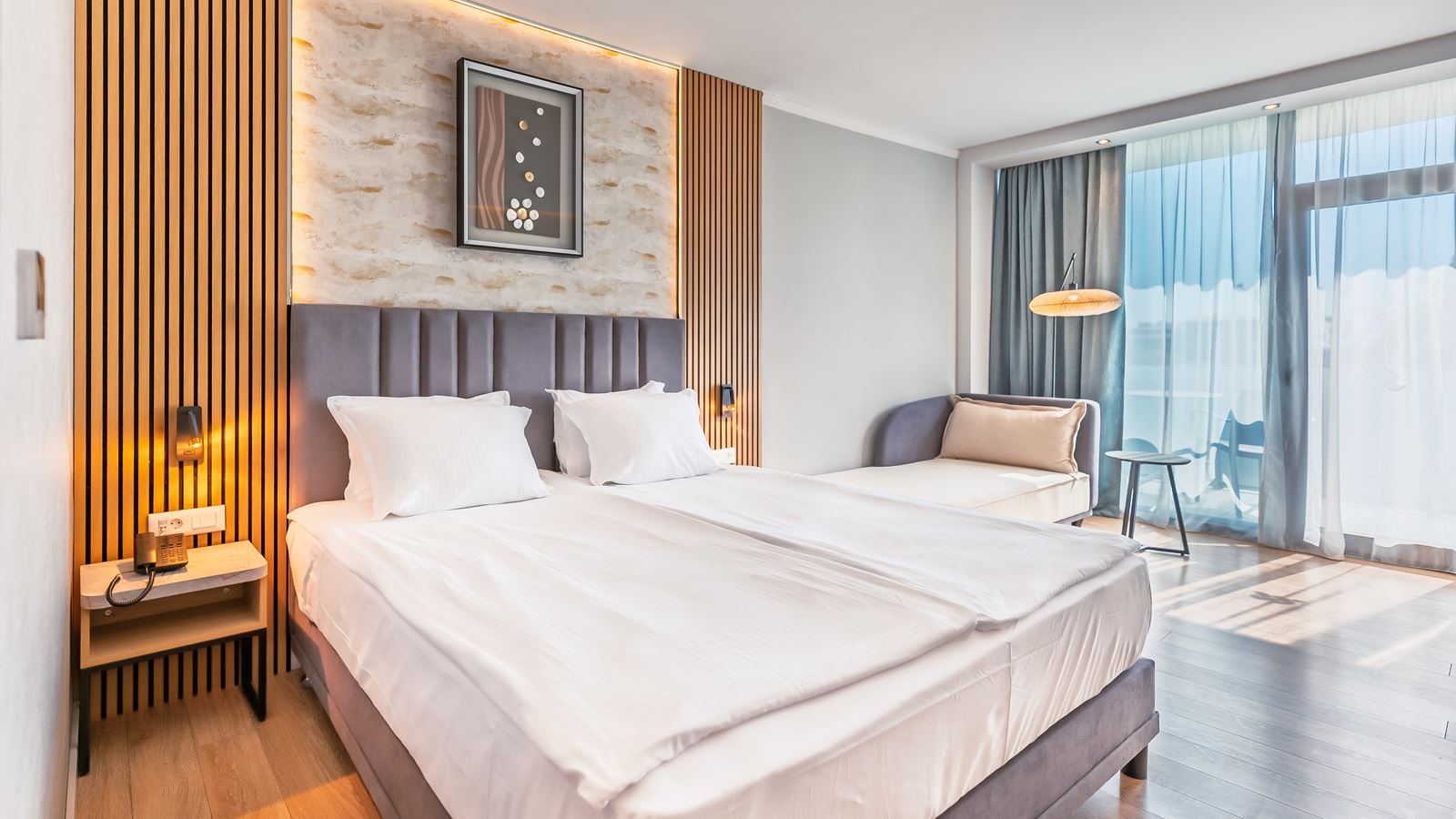 rooms-deluxe-room-side-sea-view