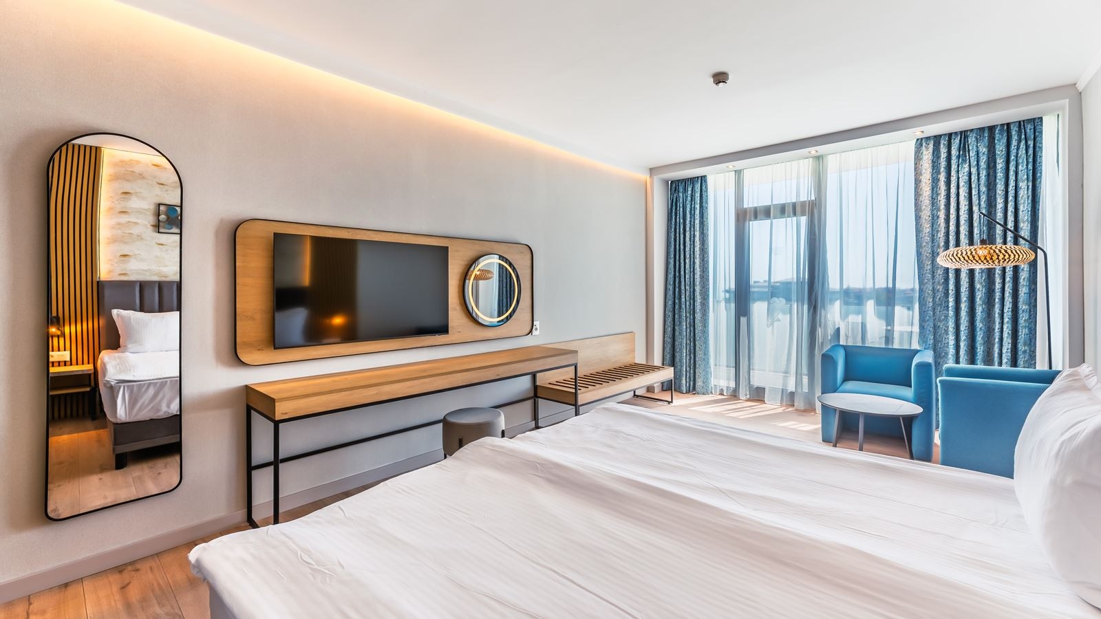 rooms-deluxe-room-side-sea-view