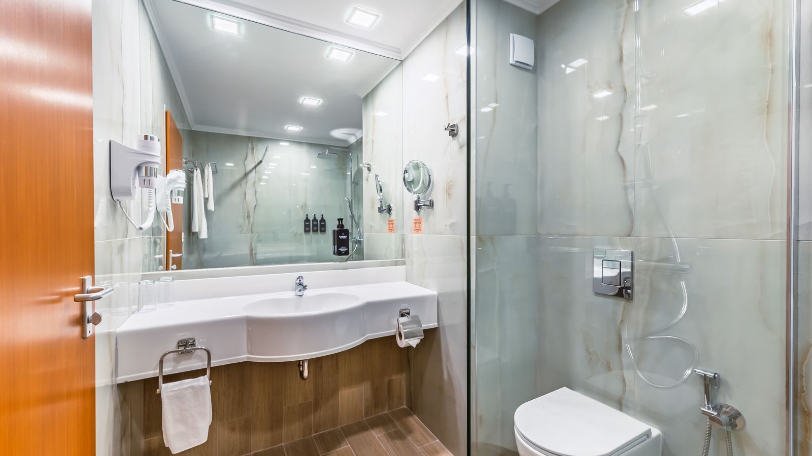 rooms-deluxe-room-side-sea-view-3-pax