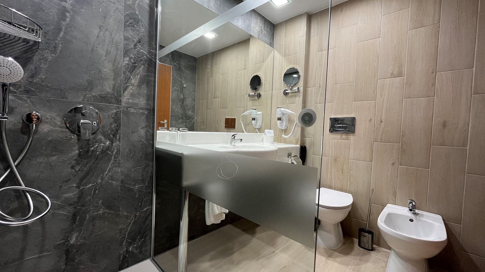 rooms-premium-room-frontal-sea-view