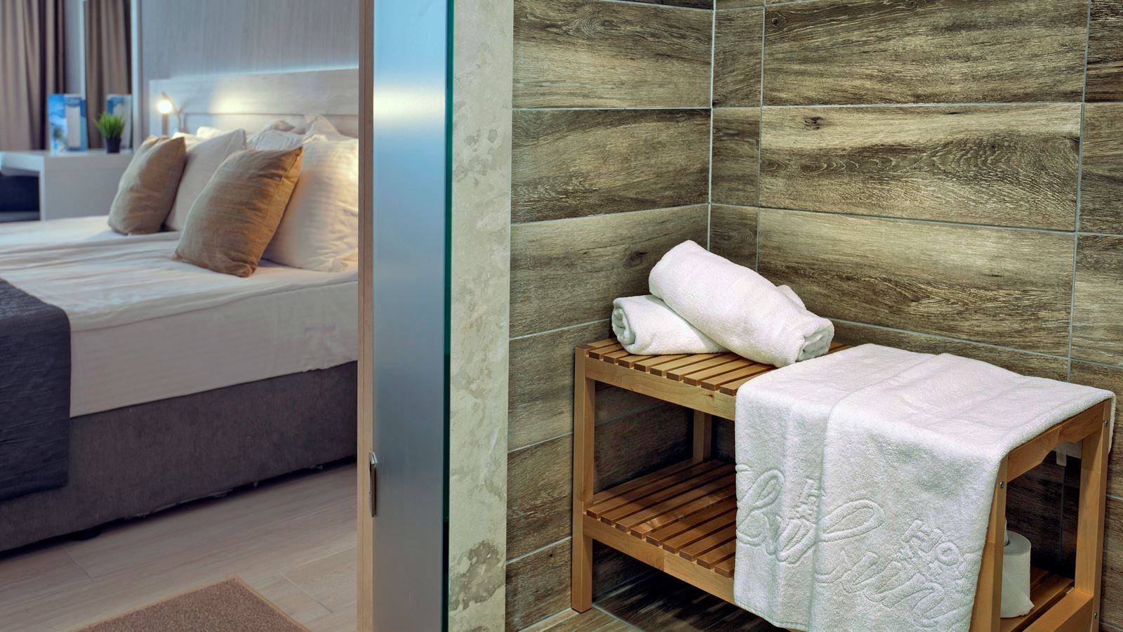 rooms-standard-familyroom-seaview-balcony