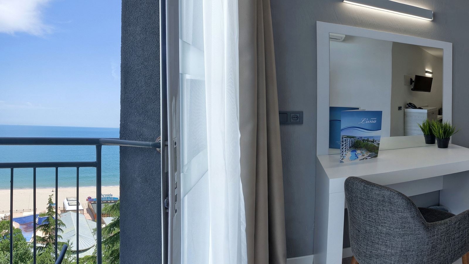 rooms-standard-familyroom-seaview-balcony