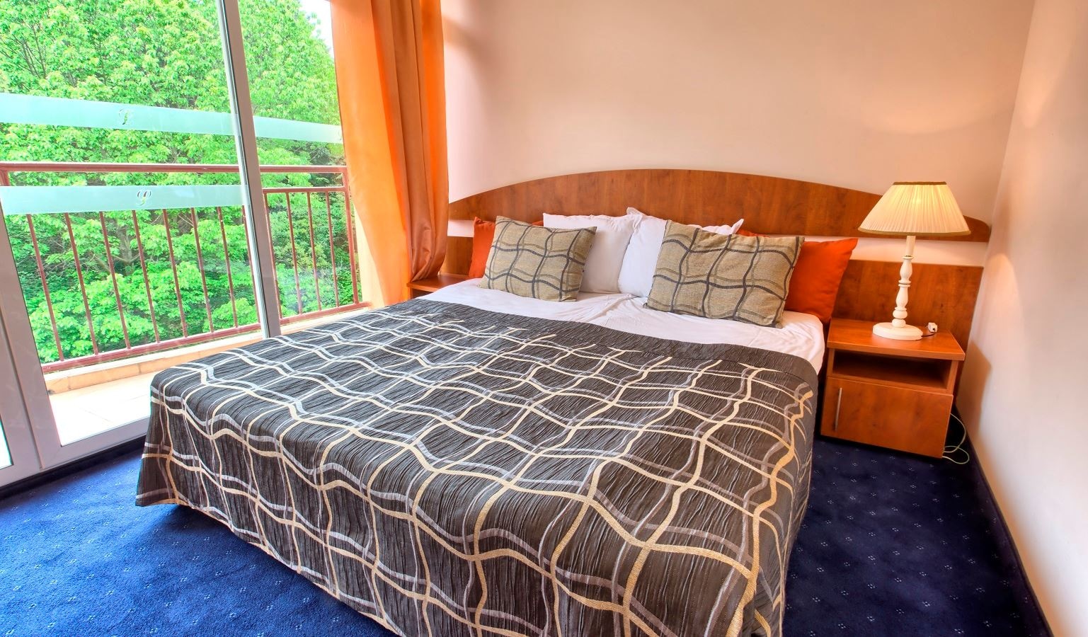 rooms-standard-familyroom-gardenview-balcony