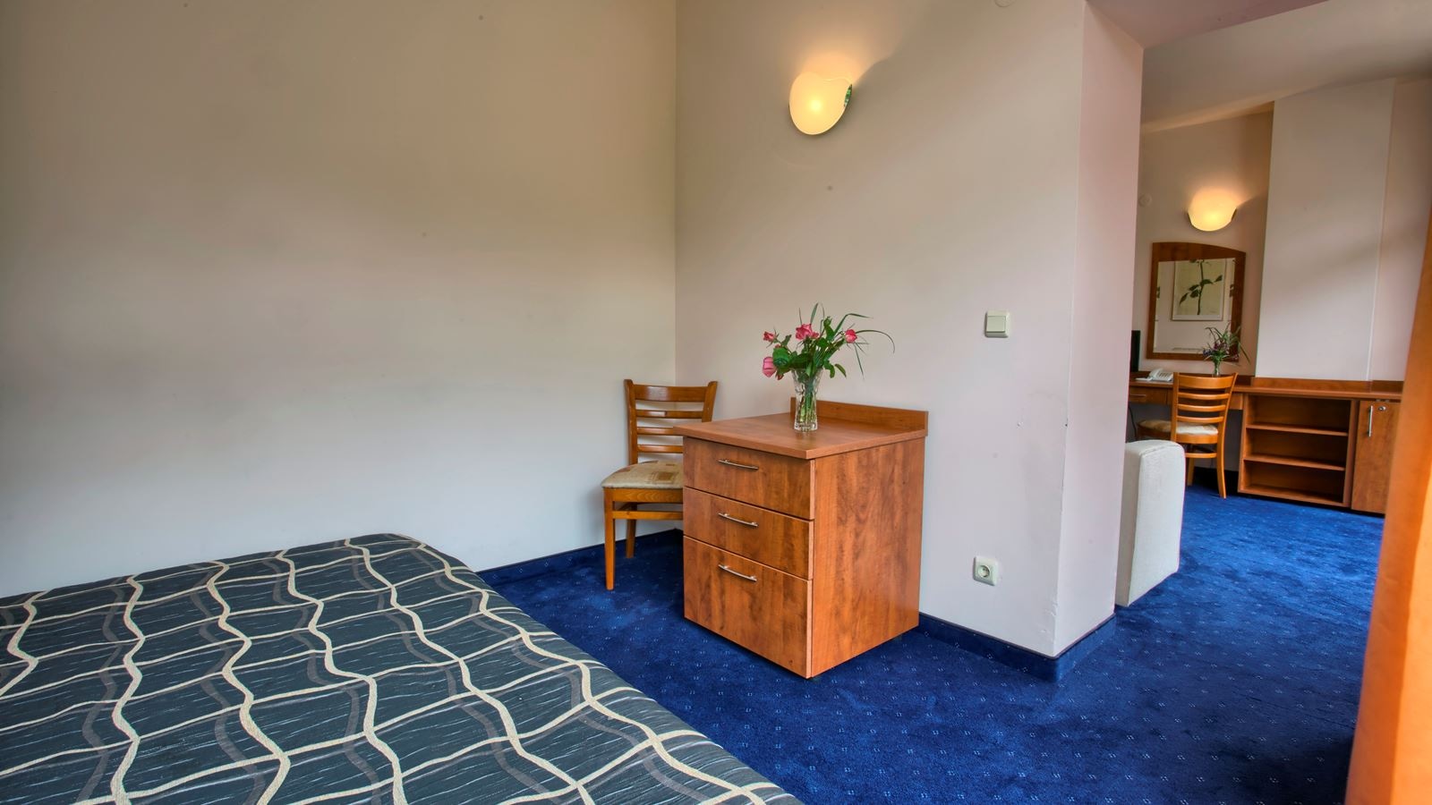 rooms-standard-familyroom-gardenview-balcony