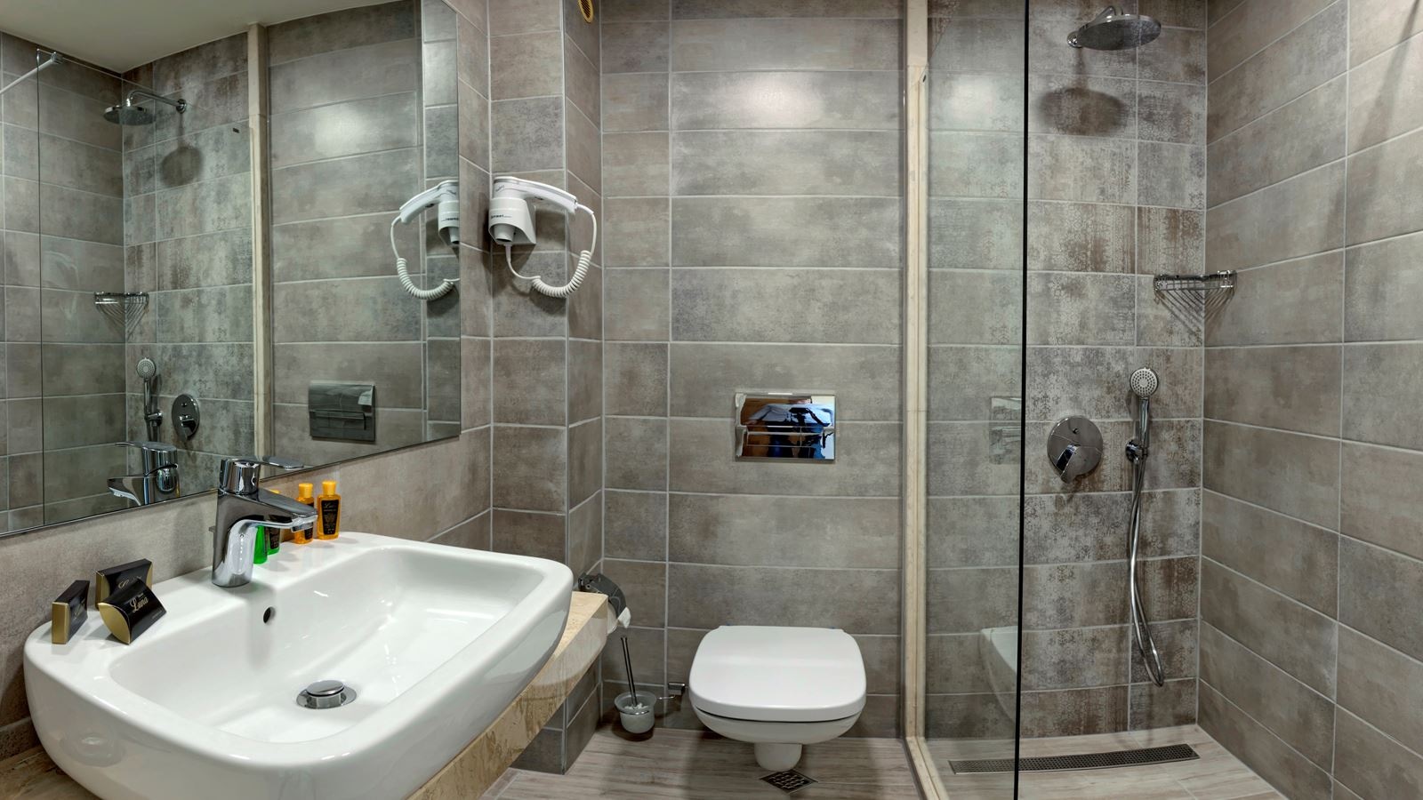 rooms-twin-standard-room-gardenview-balcony