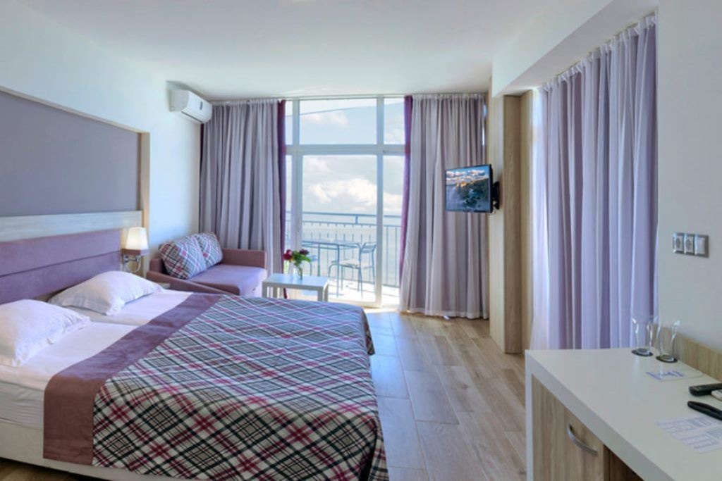 rooms-deluxe-room-sea-view-balcony