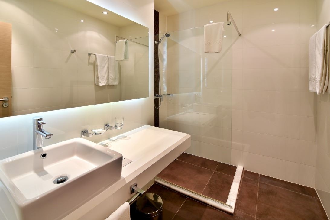 rooms-single-wchild-standard-room-seaview-balcony