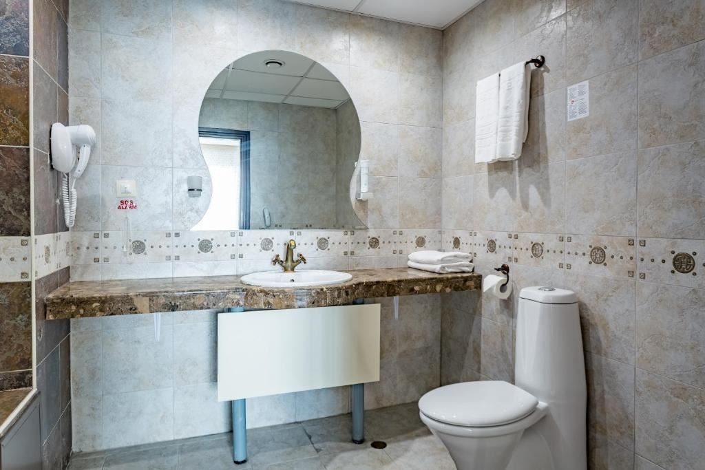 rooms-1-bedroom-deluxe-apartment-balcony-or-terrace