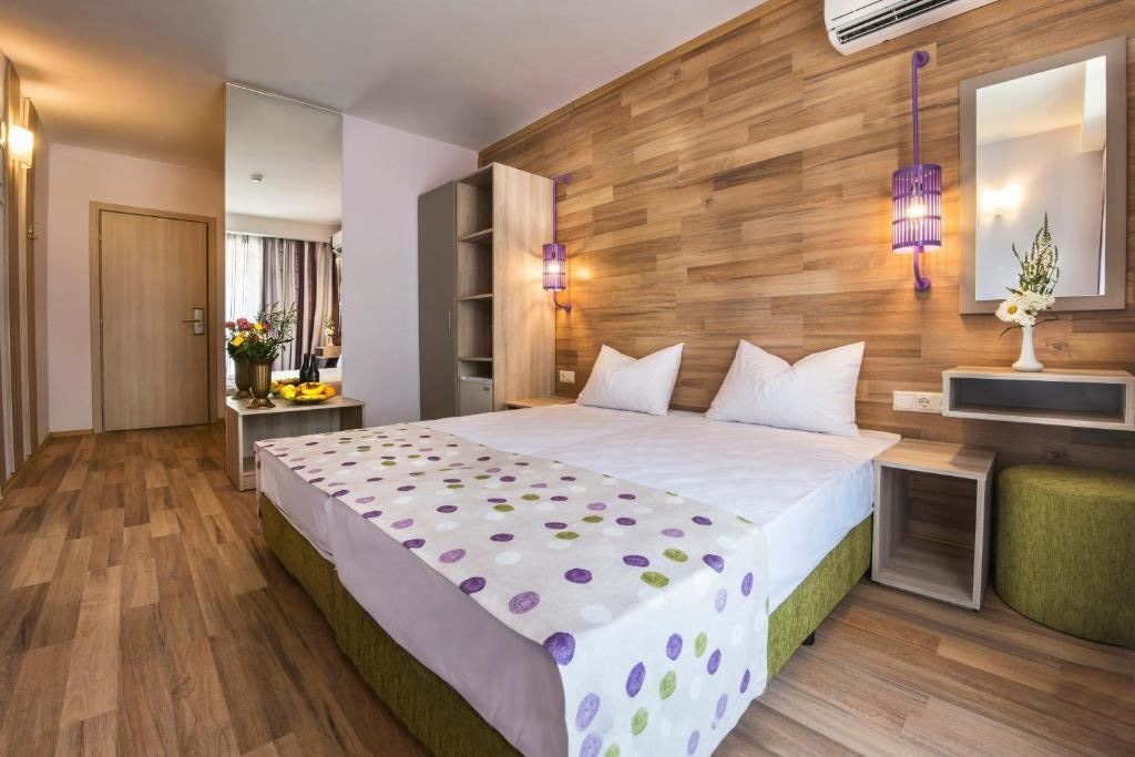 rooms-standard-familyroom-balcony