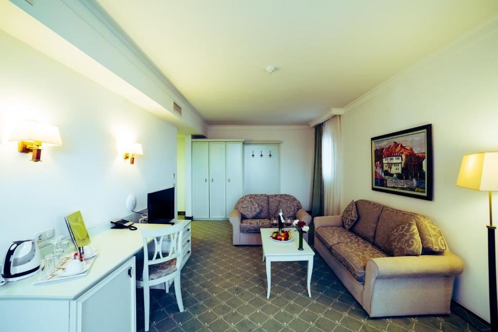 rooms-standard-suite-balcony